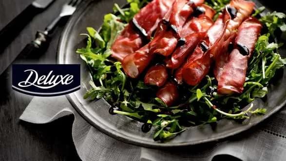 Sałatka z rukoli z ciepłą mozzarellą w szynce bresaola