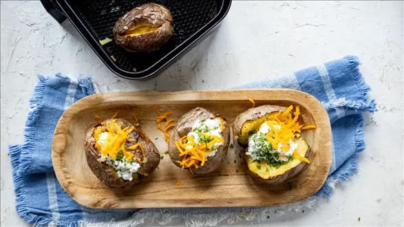 Pieczone ziemniaki z airfryera z serkiem czosnkowym, serem mimolette i szczypiorkiem