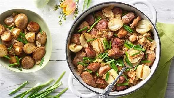 Łopatka wieprzowa z białą kiełbasą w miodowo-piwnej kapuście