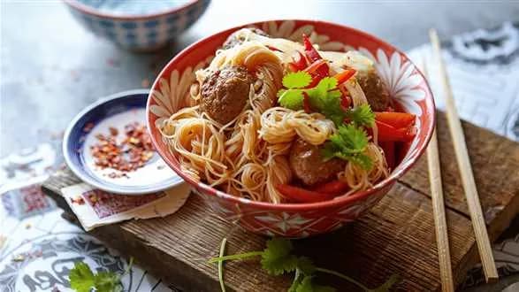 Sałatka z makaronu sojowego podawana z ostrymi klopsikami z mięsa mielonego