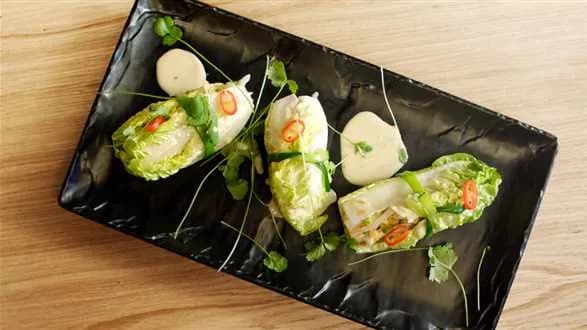 Orientalne wrapy z sałatką z kurczaka