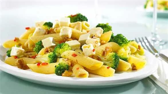 Makaron z pikantnymi brokułami