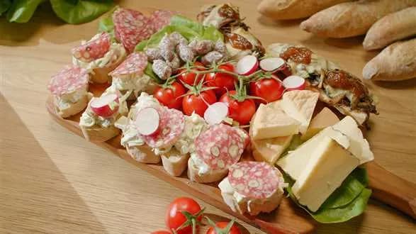 Francuskie kanapki na 2 sposoby i talerz rozmaitości