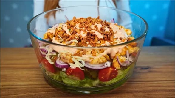 Sałatka z kurczakiem i prażoną cebulką