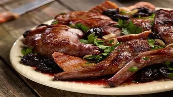 Królik w sosie śliwkowym