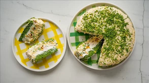 Sałatka tortowa na szpinakowym biszkopcie