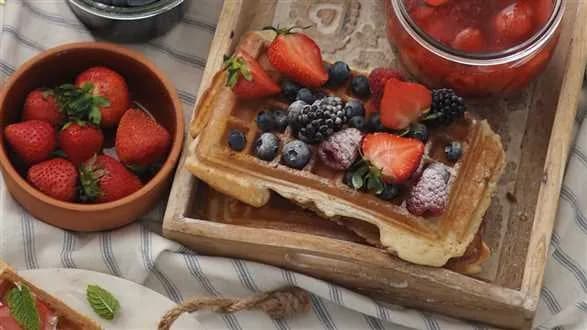 Gofry z owocami i cukrem pudrem