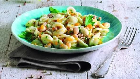 Makaron z kiełbasą i fasolą (one-pot)