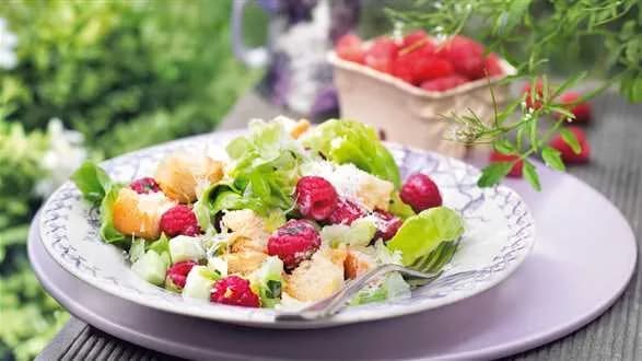 Sałatka z bagietką, malinami i dressingiem z maślanki