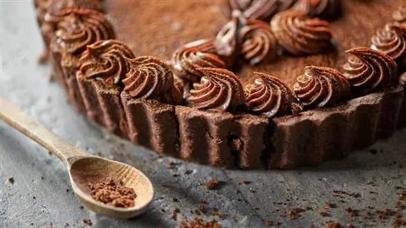 Tarta czekoladowa z konfiturą z czarnej porzeczki