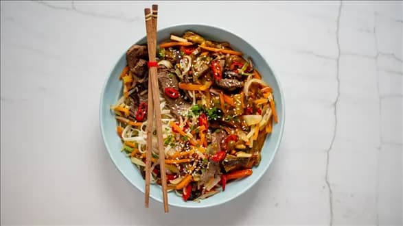 Makaron chow mein z woka