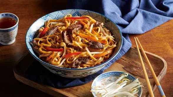 Makaron chow mein z wołowiną