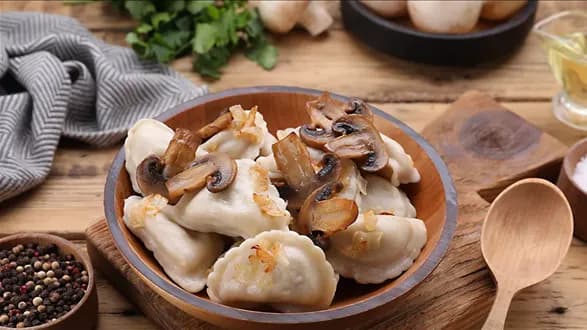 Pierogi z kapustą i pieczarkami