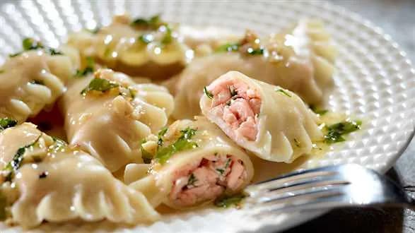 Pierożki z łososiem polane bazyliowym masłem