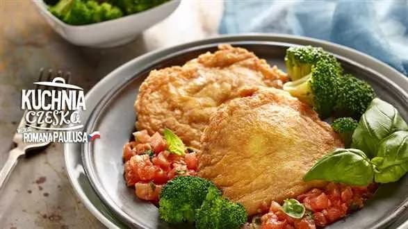 Szynka wieprzowa w panierce z pomidorowym ragout (gęsty sos) oraz gotowanymi brokułami