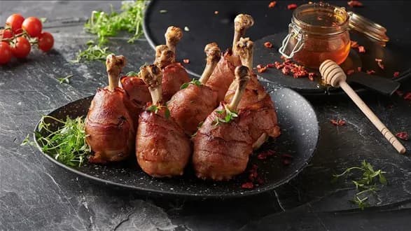 Grillowane udka kurczaka zawijane w boczek