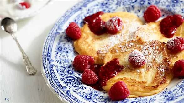 Serowe placuszki z sosem malinowym