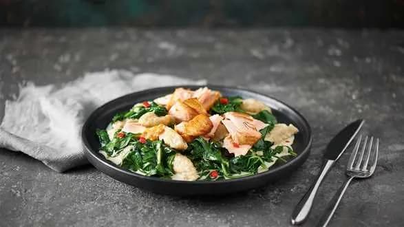 Szaraki z pieczonym łososiem i kremowym szpinakiem