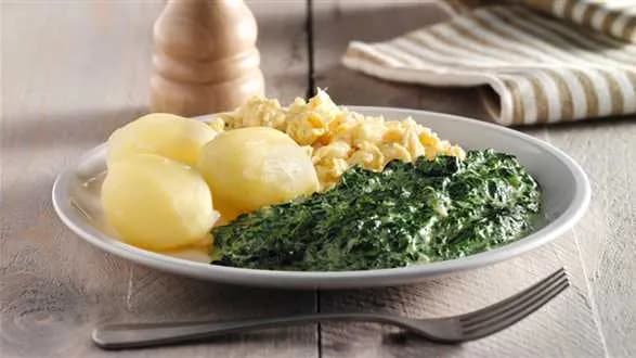Szpinak w śmietanie z jajecznicą i ziemniakami
