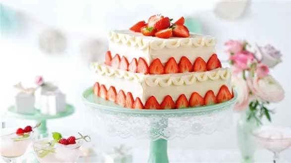 Migdałowy tort weselny z truskawkami