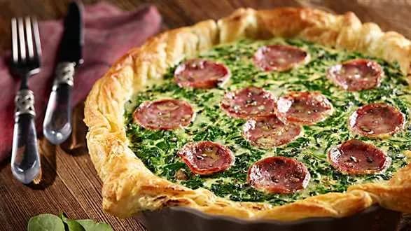 Quiche ze szpinakiem, serem i salami