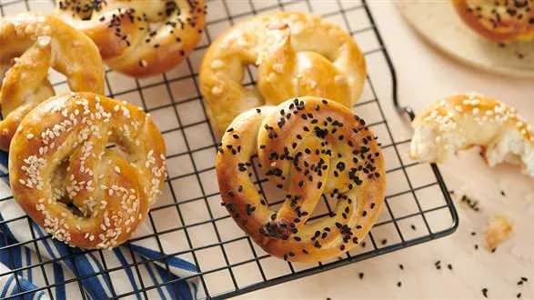 Domowe precle z czarnuszką