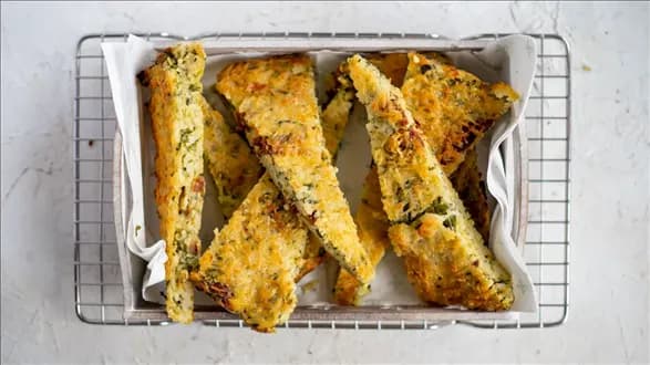 Wytrawny chlebek cukiniowy z makaronem orzo i halloumi