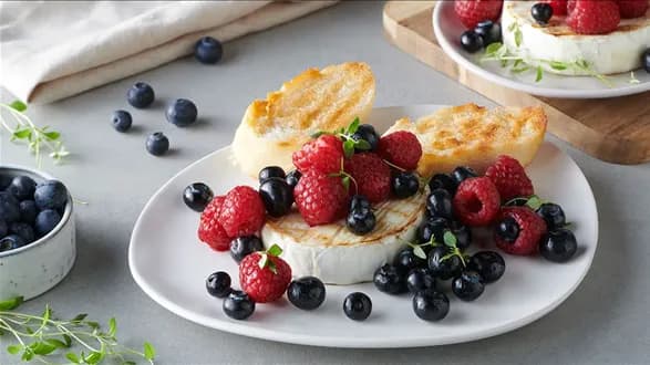 Grillowany camembert z macerowanymi owocami