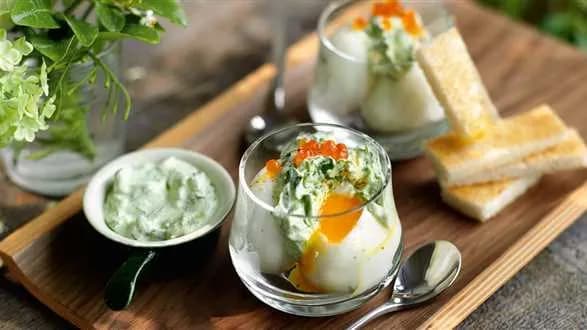 Jajka po wiedeńsku z kremem z rzeżuchy i tostowymi paluszkami