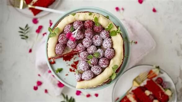 Wegański tort z malinami i kremem z kaszy jaglanej