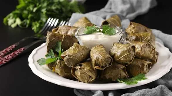 Dolmades z mięsem mielonym i oliwkami