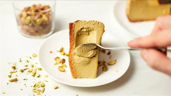 Sernik pistacjowy z serka wiejskiego