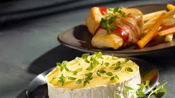 Pieczony camembert z warzywami i kurczakiem