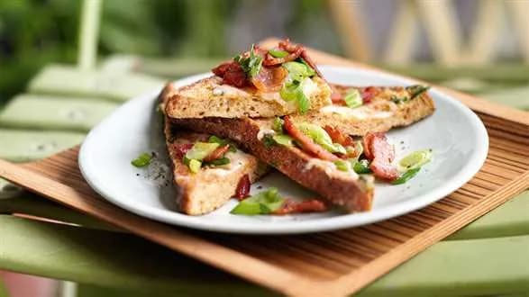 Francuskie tosty z boczkiem i serem