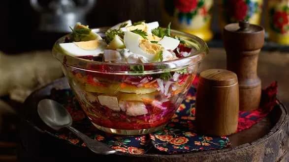 Rosyjska sałatka warstwowa