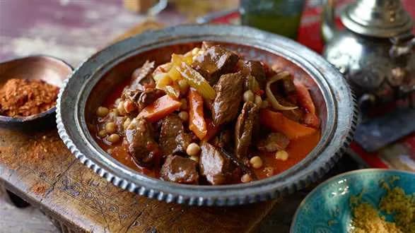 Orientalny gulasz jagnięcy z ciecierzycą