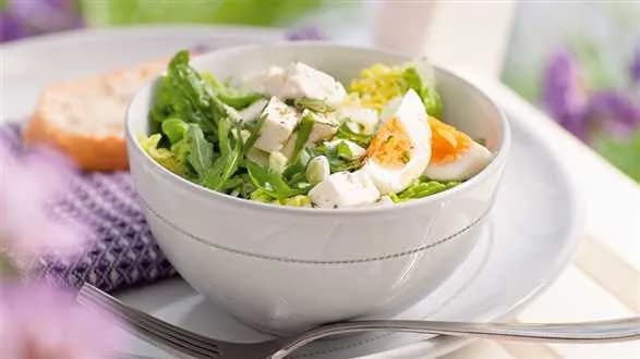 Sałatka z fetą i jajkiem