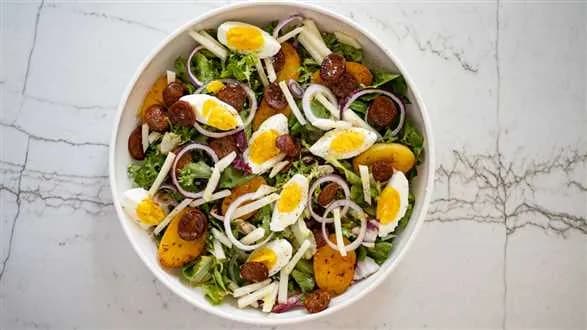 Sałatka śniadaniowa z chorizo