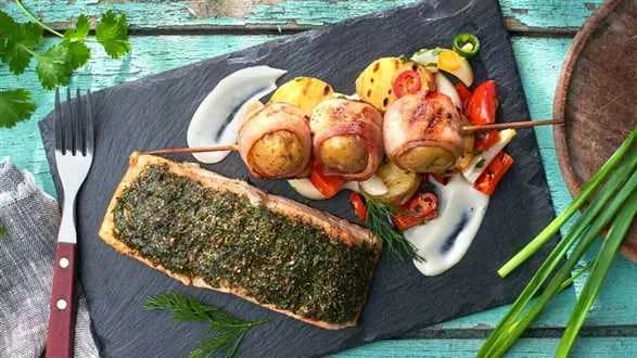 Łosoś parzony na grillu z sałatką z ziemniaków i papryki