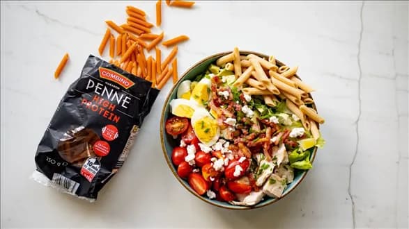 Sałatka cobb z makaronem proteinowym