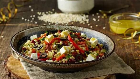 Sałatka z kaszą i kabanosami