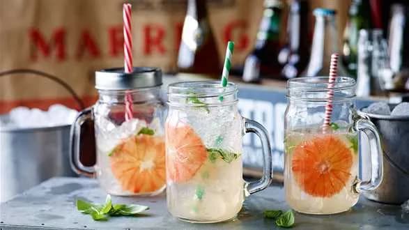 Lemoniada z różowego grejpfruta z kardamonem