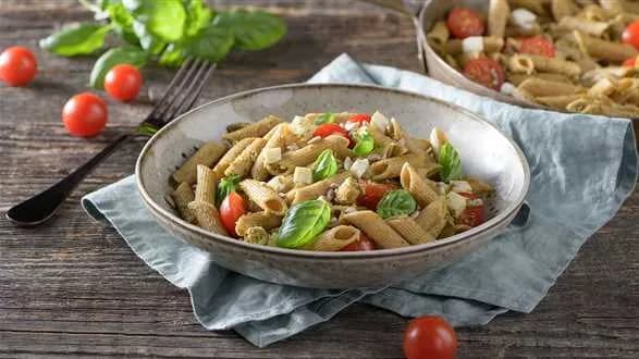Makaron z zielonym pesto i dodatkami