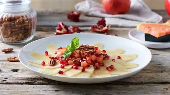 Sałatka z arbuza i granatu na carpaccio z gruszki