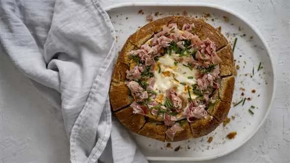 Ser pavé zapiekany w chlebie