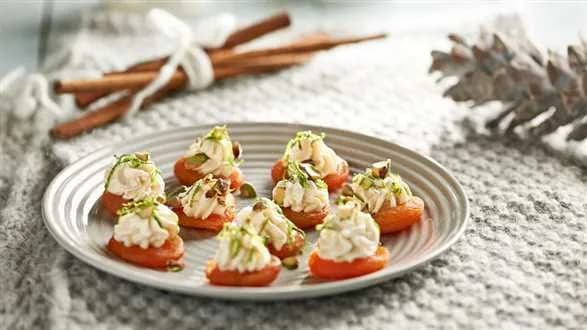 Morele z aksamitnym serkiem i pistacjami