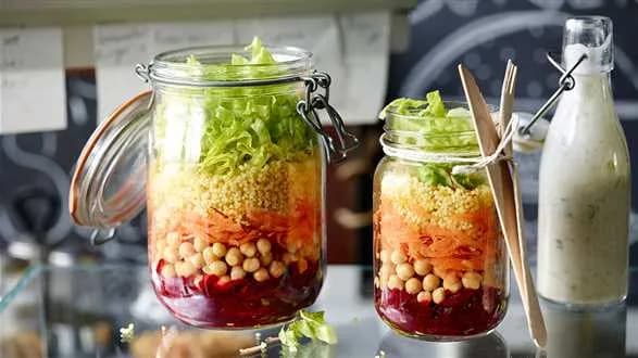 Kolorowa sałatka w słoiku