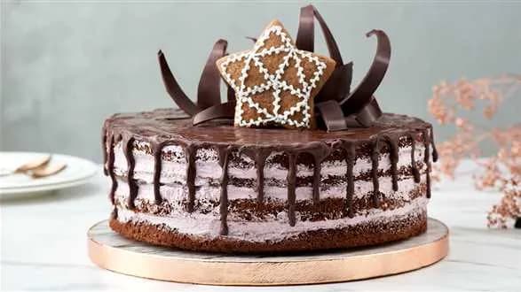 Tort piernikowy z kremem z owoców lasu