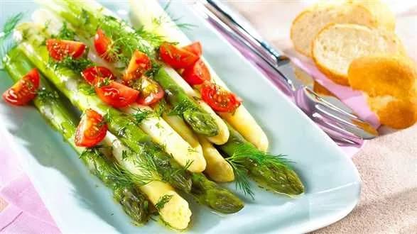 Letnia sałatka szparagowa