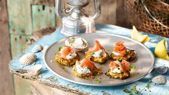 Placuszki warzywne z pstrągiem i jogurtem